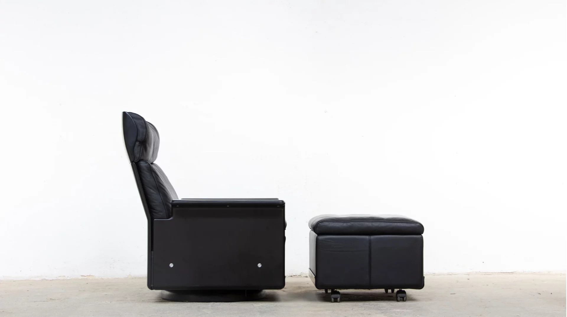 fauteuil Dieter Rams RZ62 avec ottoman modèle pivotant, vue de profil droit