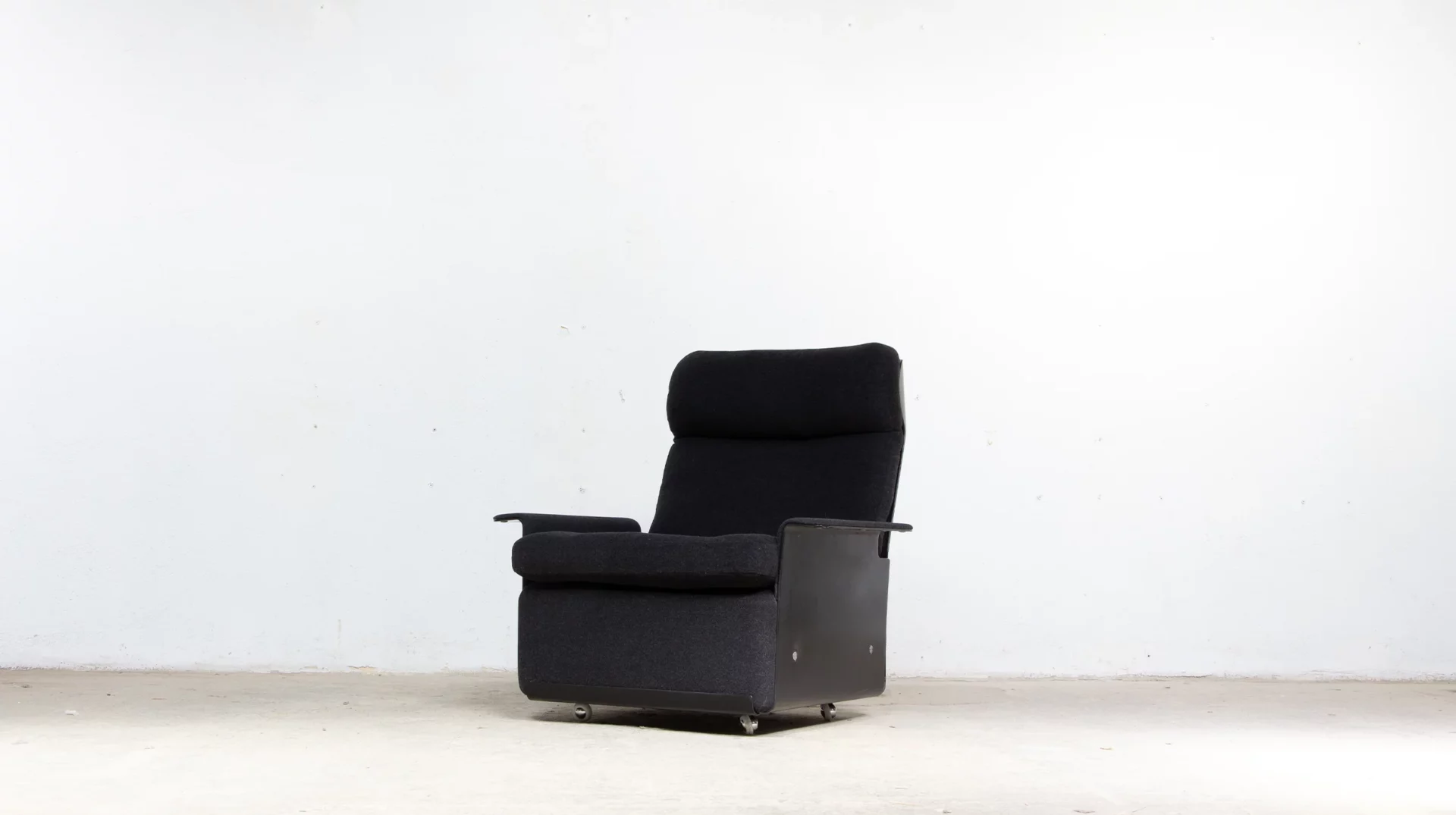 Fauteuil Dieter Rams RZ62 pour Vitsoe, modèle noir avec tissu laine, vue d'ensemble