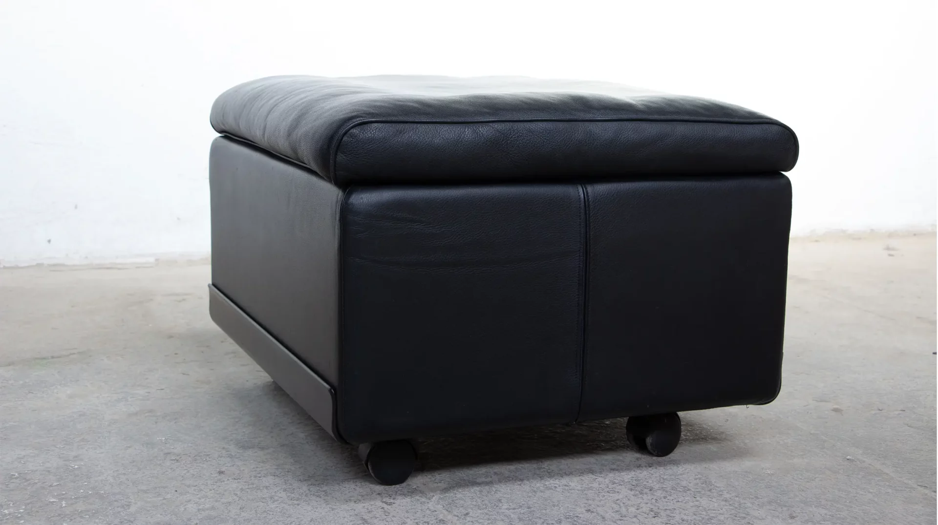 ottoman en cuir noir du Lounge Chair RZ 62 Dieter Rams Vitsoe