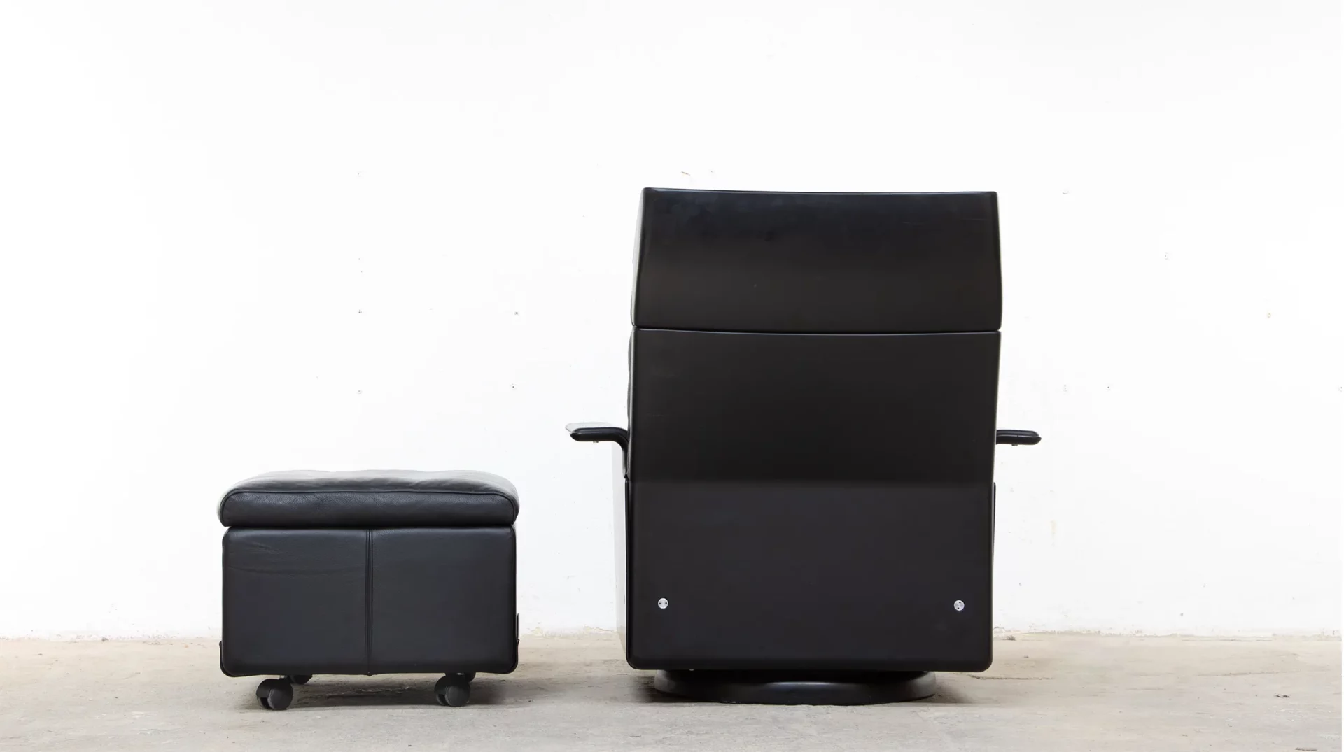 fauteuil Dieter Rams 620 program pour Vitsoe avec ottoman, fibre noir et cuir noir, vue de dos