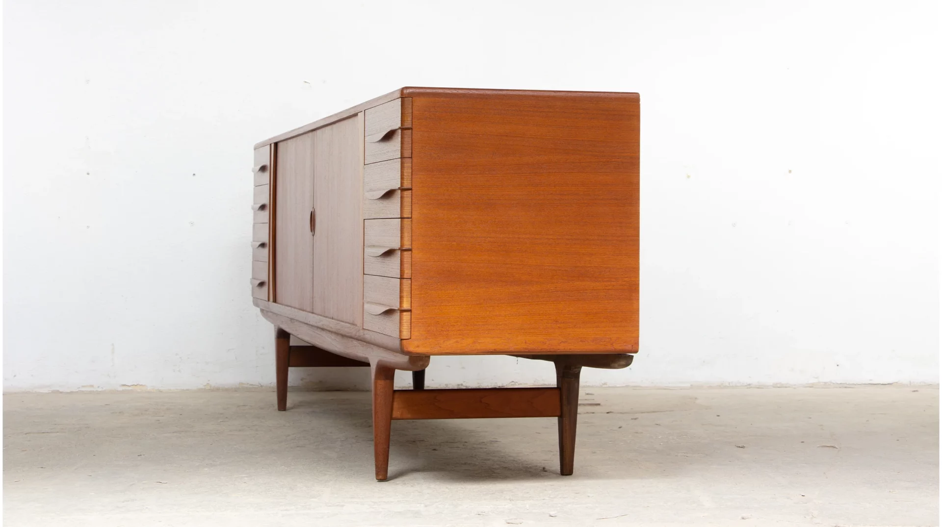 3. Buffet scandinave UM15 en teck, vue coté droit