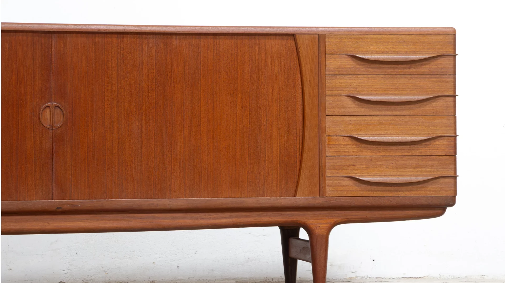 2. Enfilade danoise vintage Johannes Andersen, vue partie droite plan rapproché