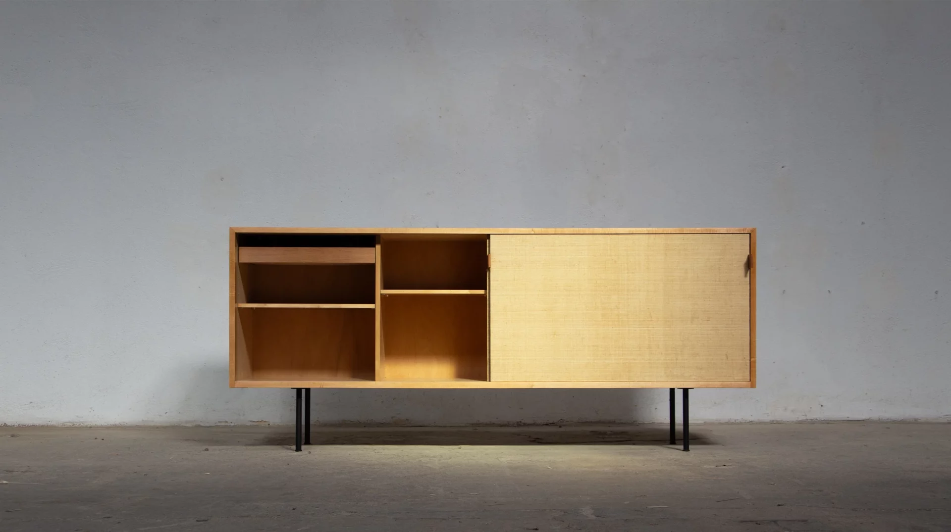 rare sideboard vintage Florence Knoll modèle 116 seagrass, porte coulissante gauche ouverte