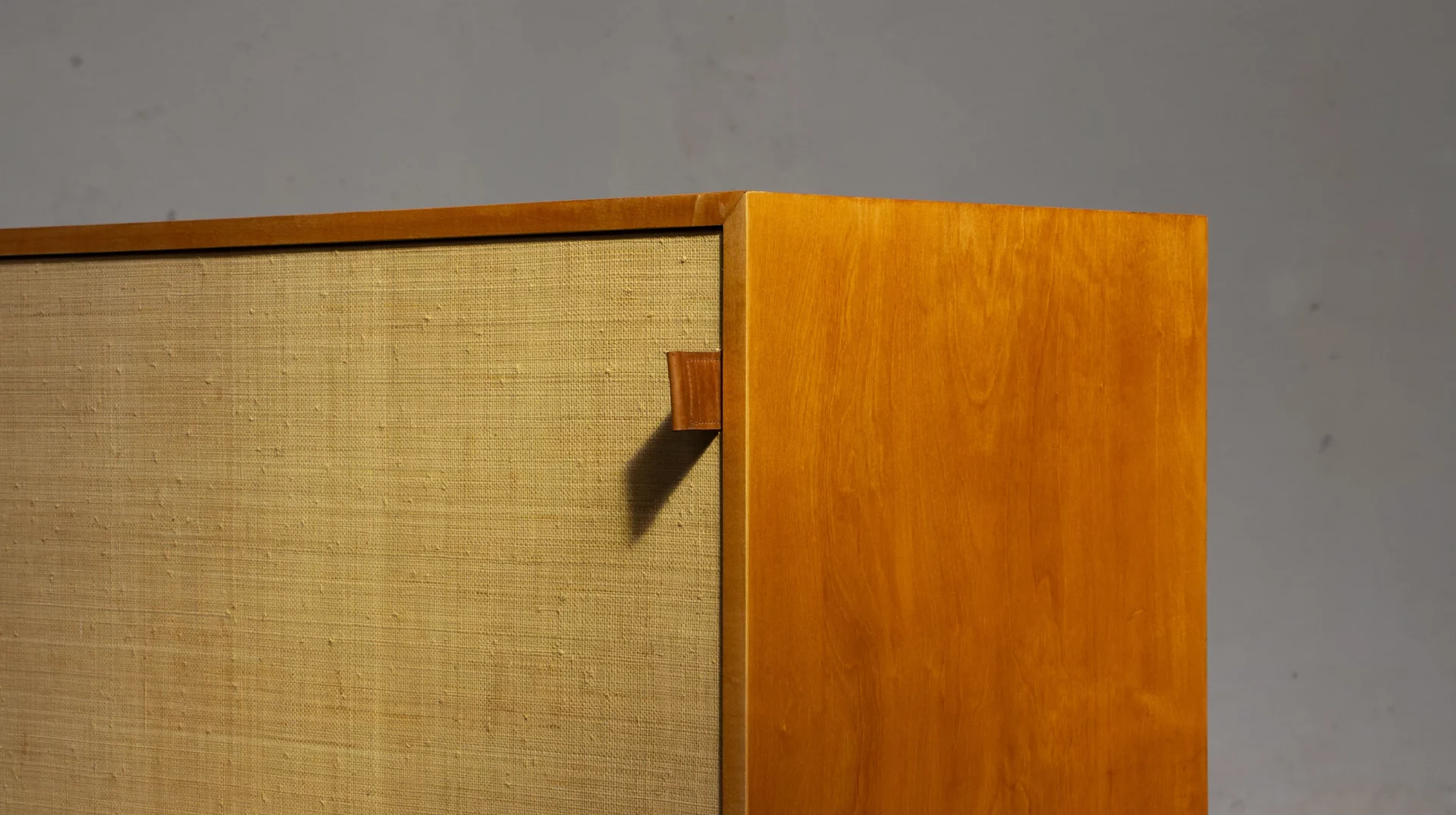 Enfilade vintage Florence Knoll modèle 116 en raphia, détail d'une poignée