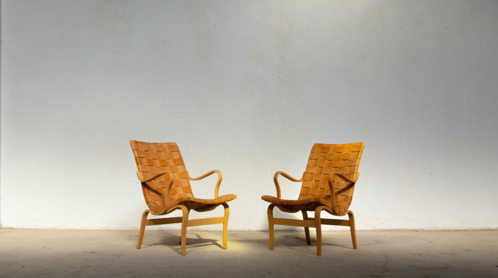 Fauteuils EVA conçu par Bruno Mathsson et édité par DUX, avec une structure en hêtre et une assise réalisée en sangles de cuir cognac tressées, vue d'ensemble