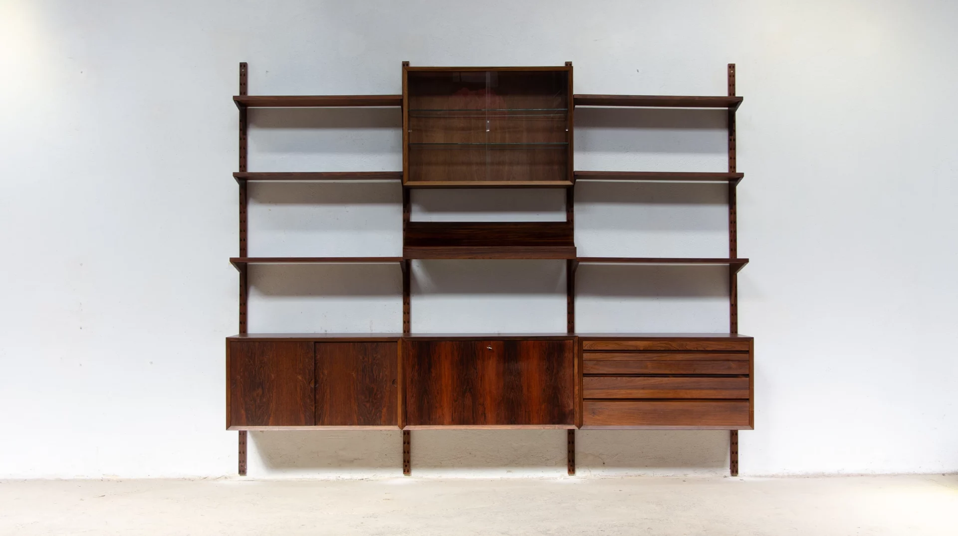 Bibliothèque Cado Poul Cadovius vintage en palissandre de Rio avec porte revue rare