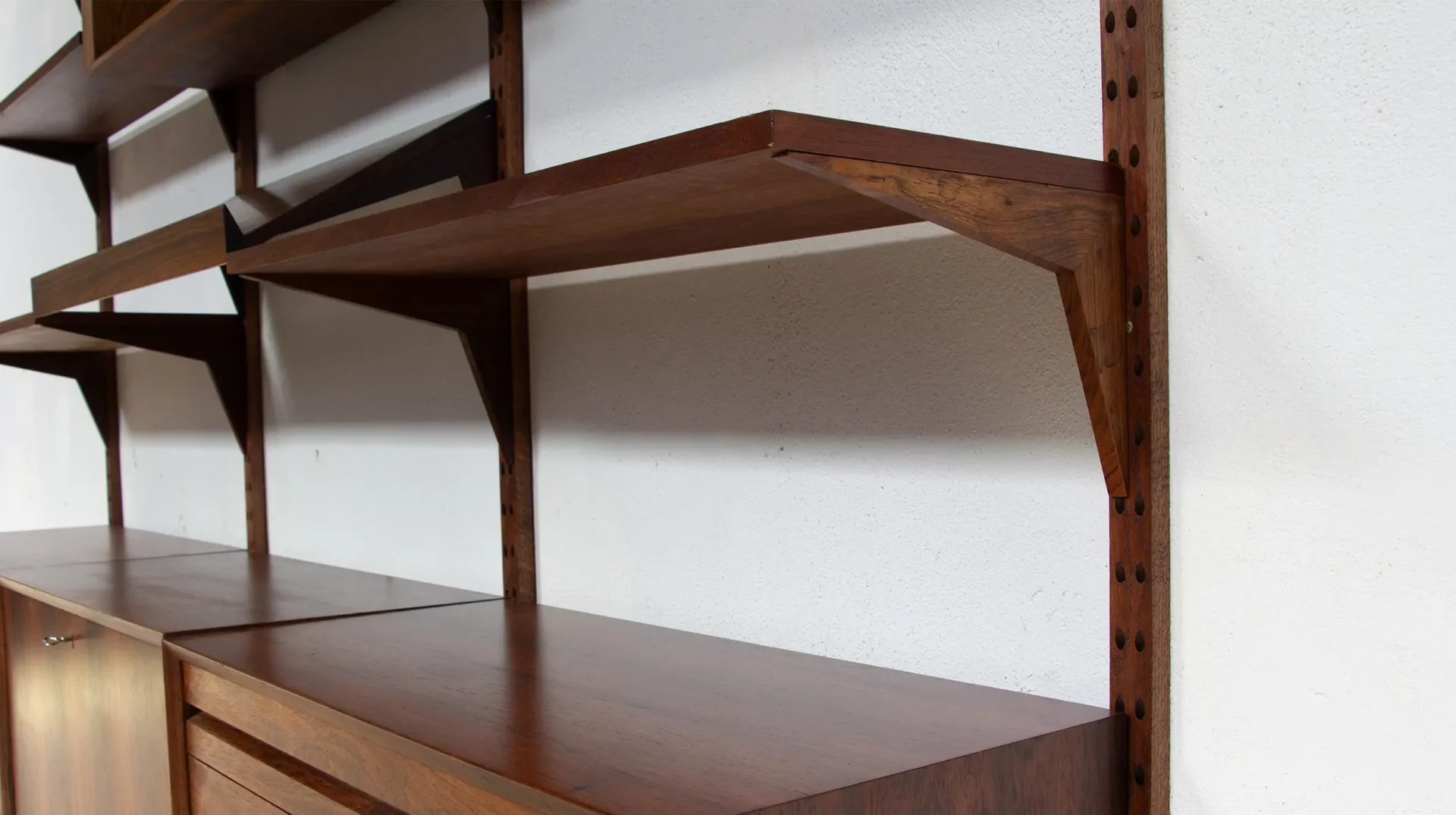 Bibliothèque Cado Poul Cadovius vintage en palissandre de Rio détails sur les équerres boomerang des étagères