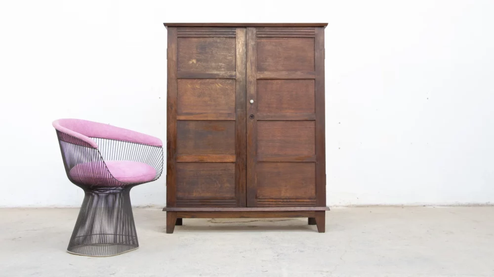 Petite armoire René Gabriel des années 50, période reconstruction en chêne massif, design Français, vue d'ensemble avec un fauteuil Platner de chez Knoll