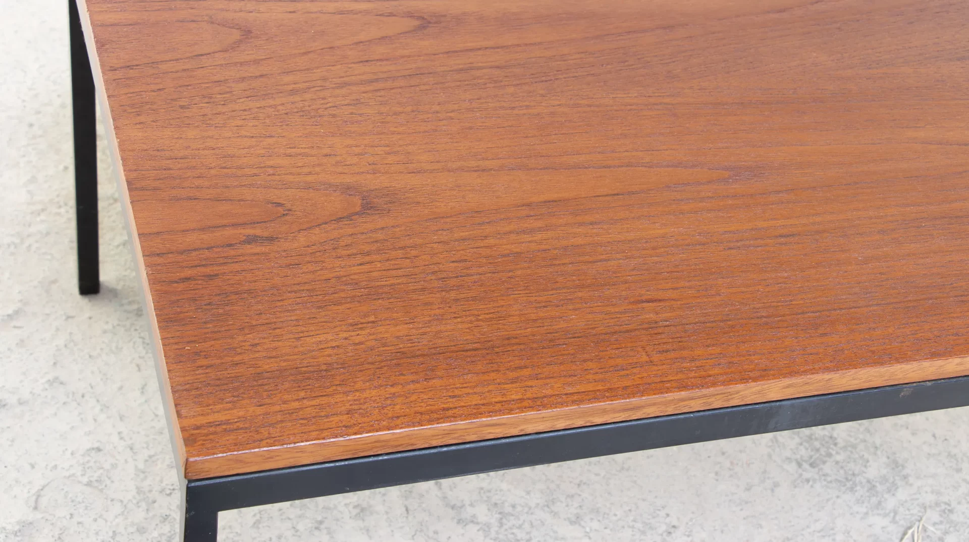 partie du Plateau en teck restauré de la table basse Florence Knoll des années 50