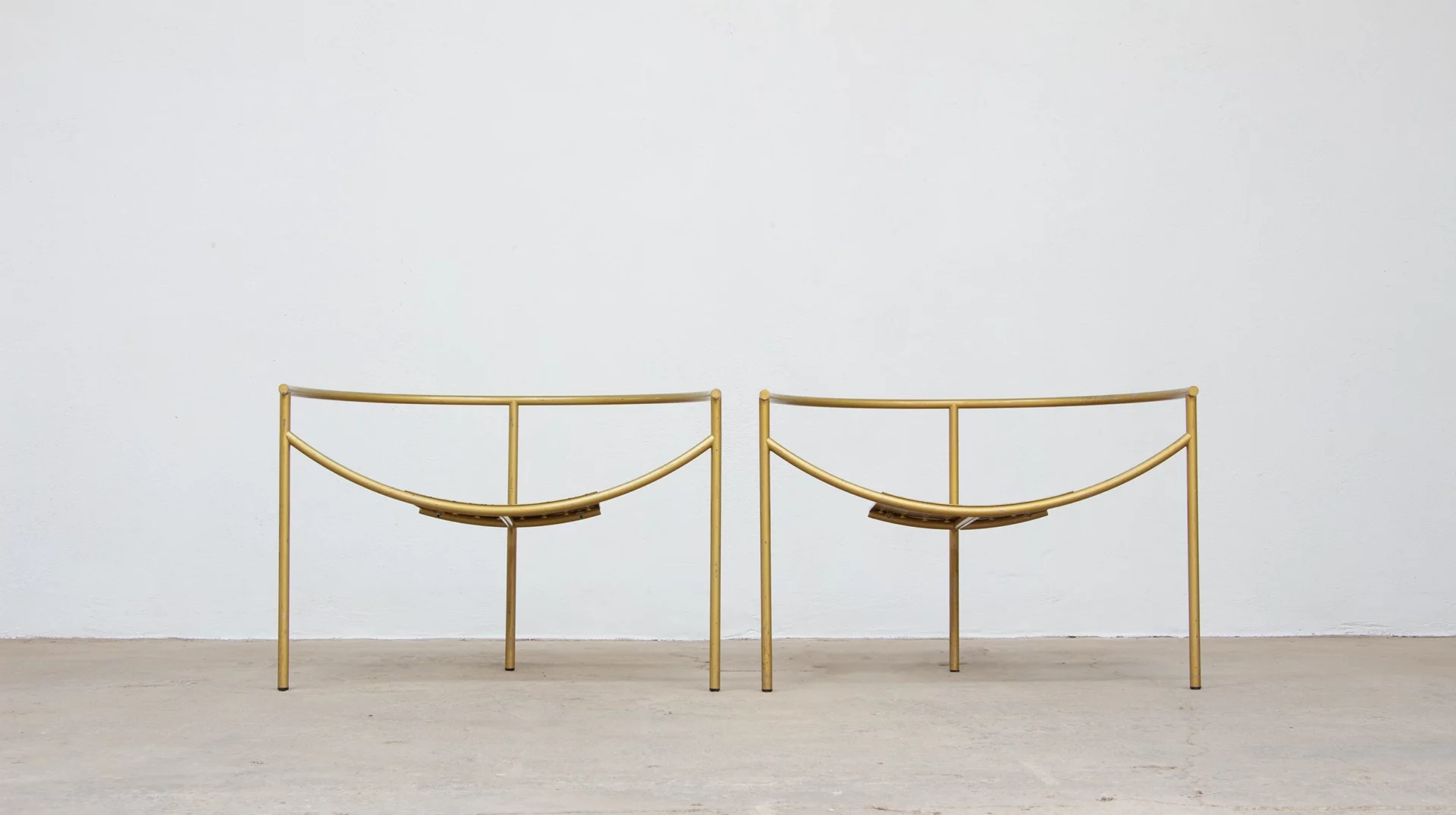 deux fauteuils dr sonderbar de philippe starck pour XO, couleur gold, vue de face