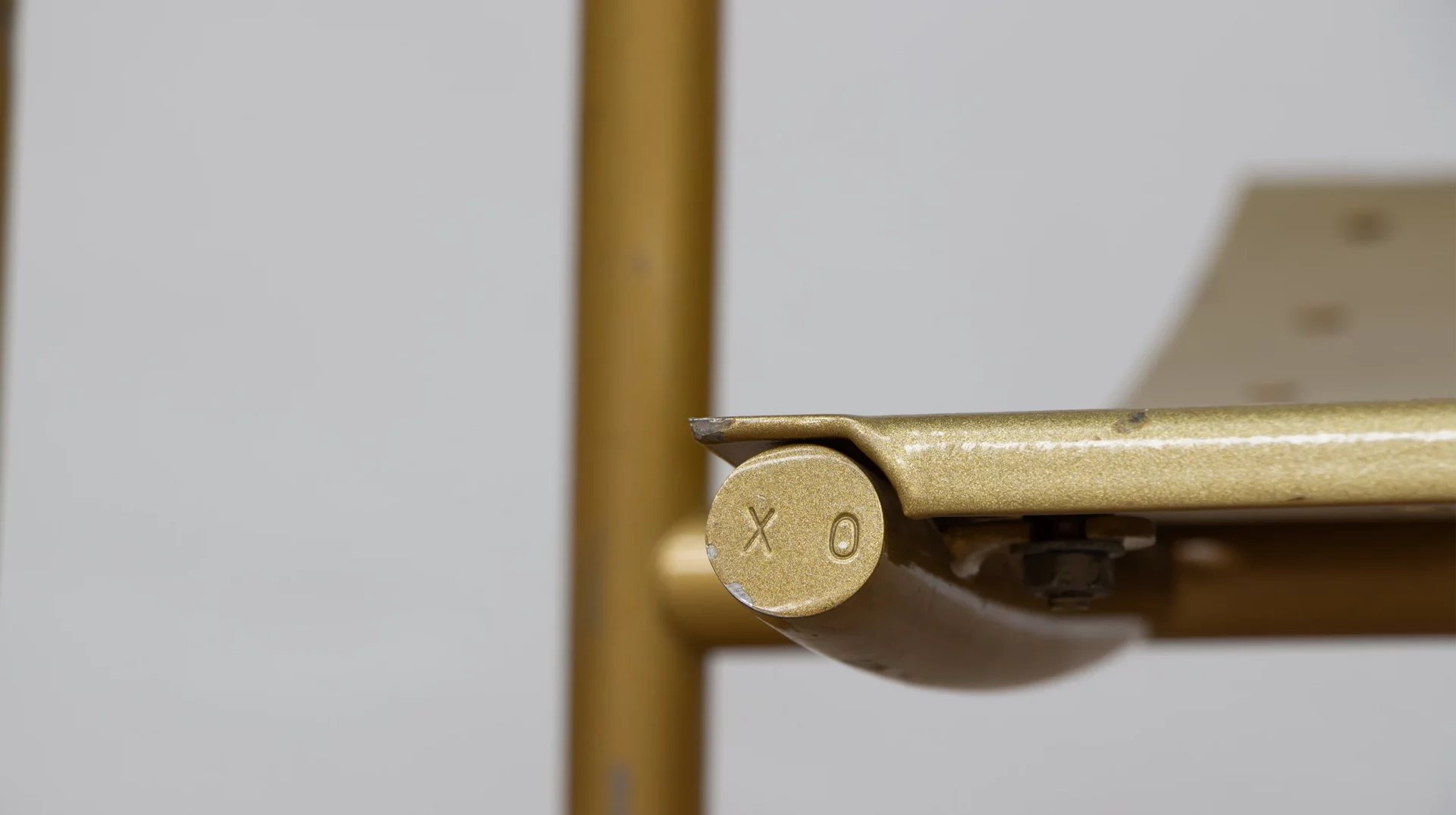 fauteuil dr sonderbar de philippe starck édition XO, détail du gavage XO sur un tube de la structure