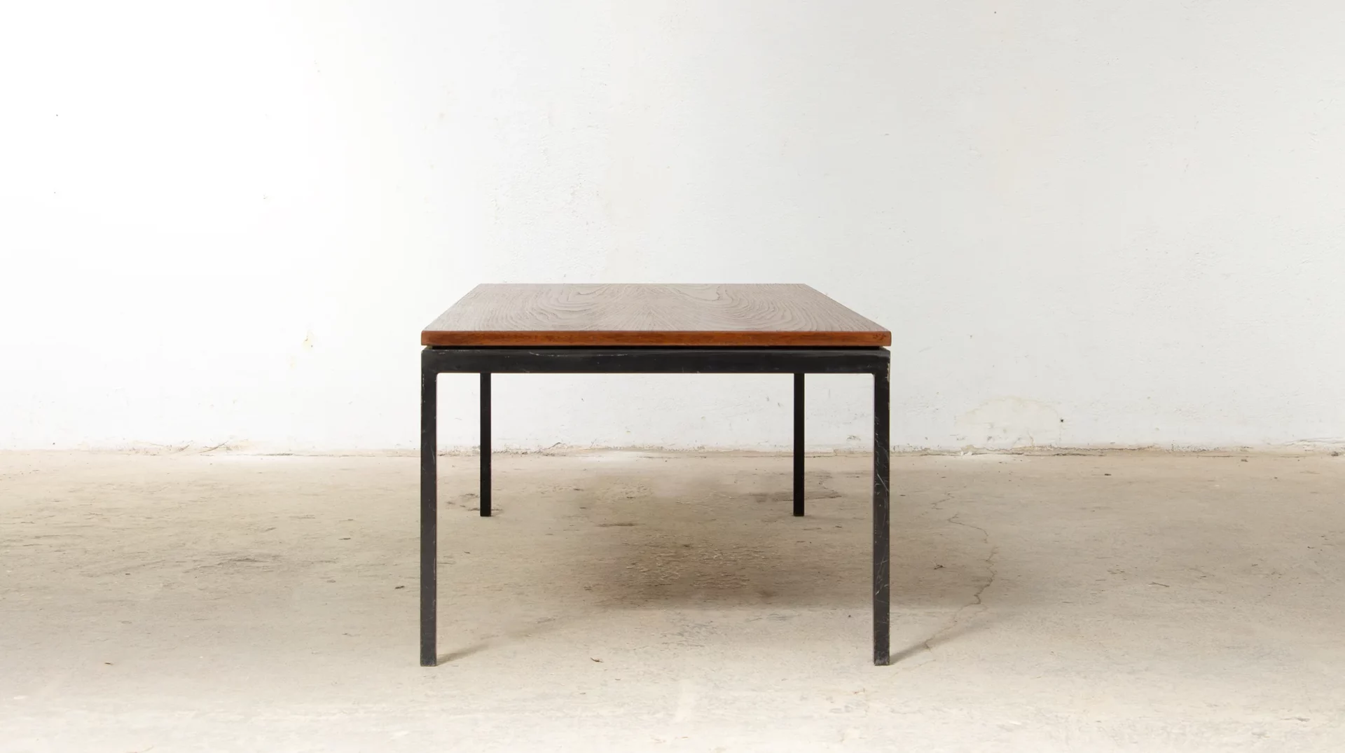 able basse Florence Knoll en teck et métal noir, Knoll International, modèle des années 50, vue face de la largeur