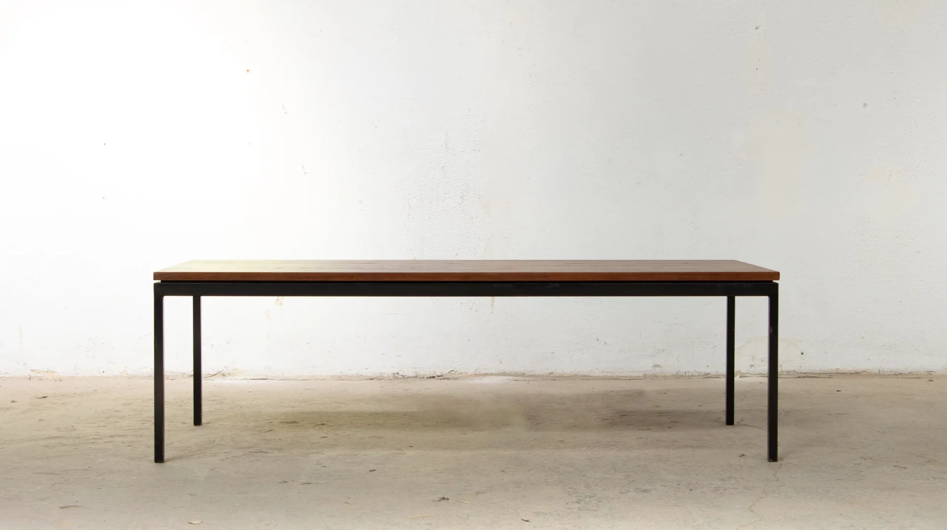Table basse Florence Knoll des années 1950 en teck et métal noir, vue de face