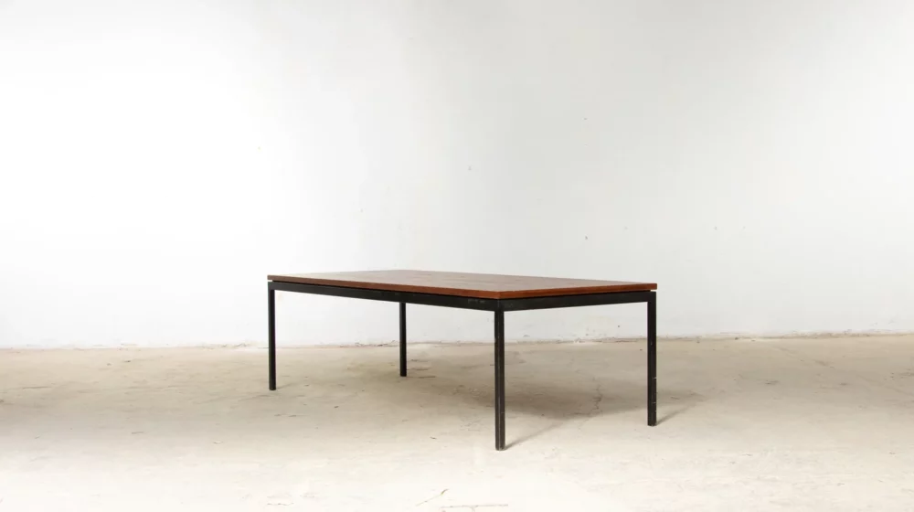 Table basse Florence Knoll en teck et métal noir, Knoll International, modèle des années 50