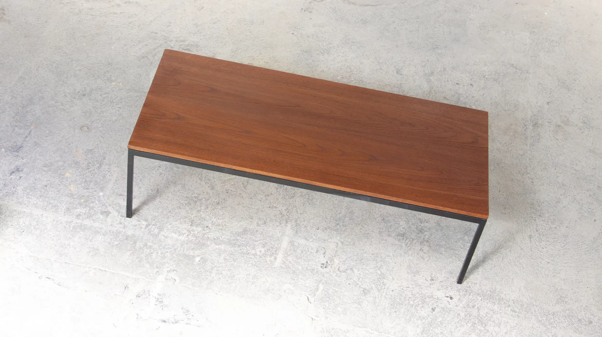 Table basse Florence Knoll 140 cm en teck et métal noir, vue du dessus avec le plateau