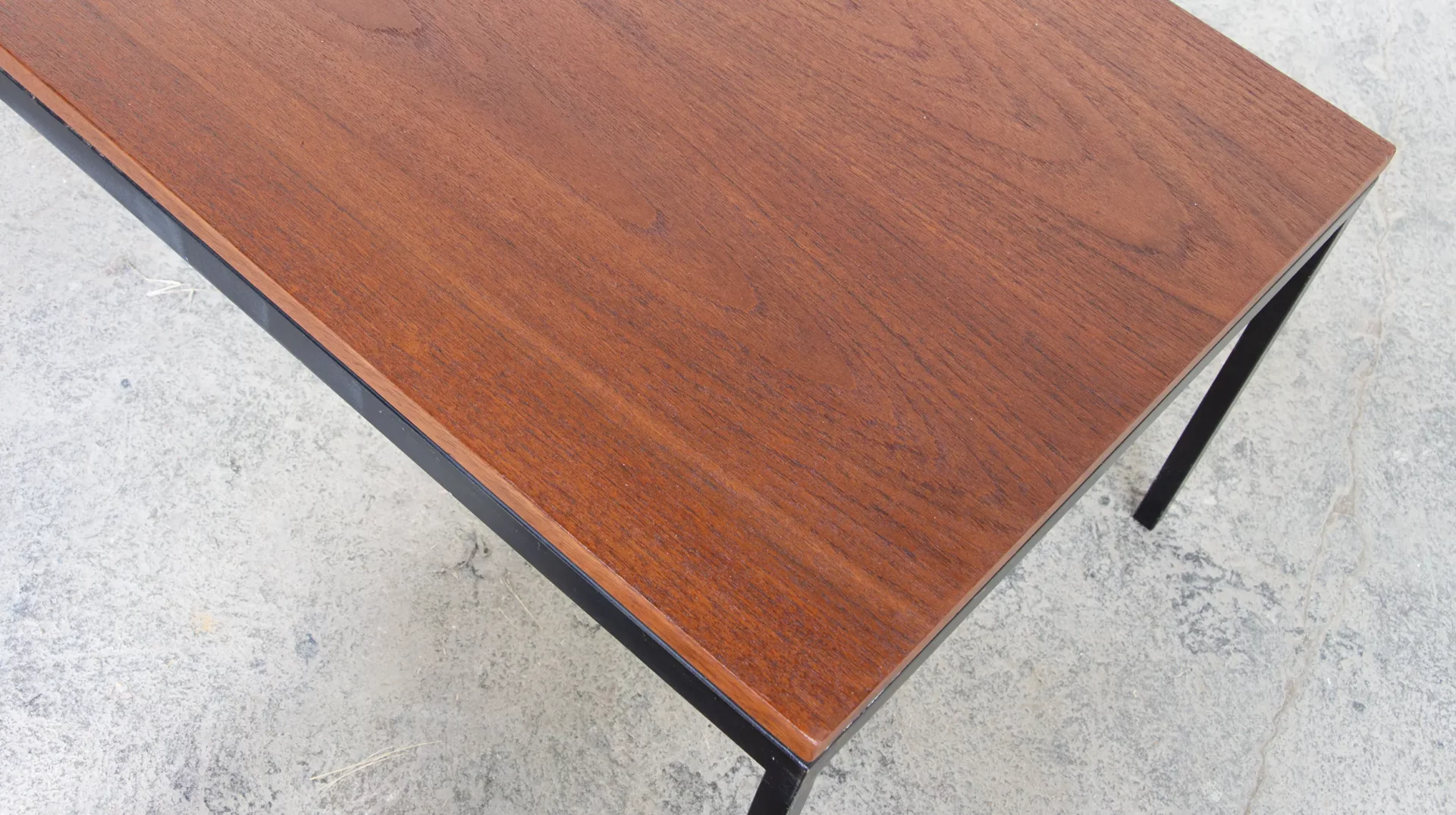 partie du Plateau en teck restauré de la table basse Florence Knoll