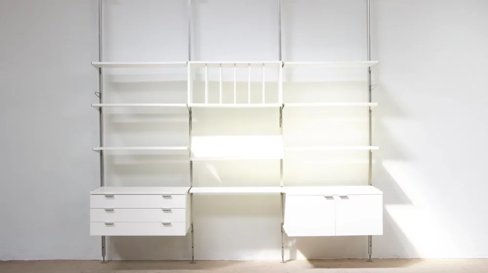 Bibliothèque CSS George Nelson pour Herman Miller, Mobilier International, laquée blanche, système sol/plafond, vue d'ensemble