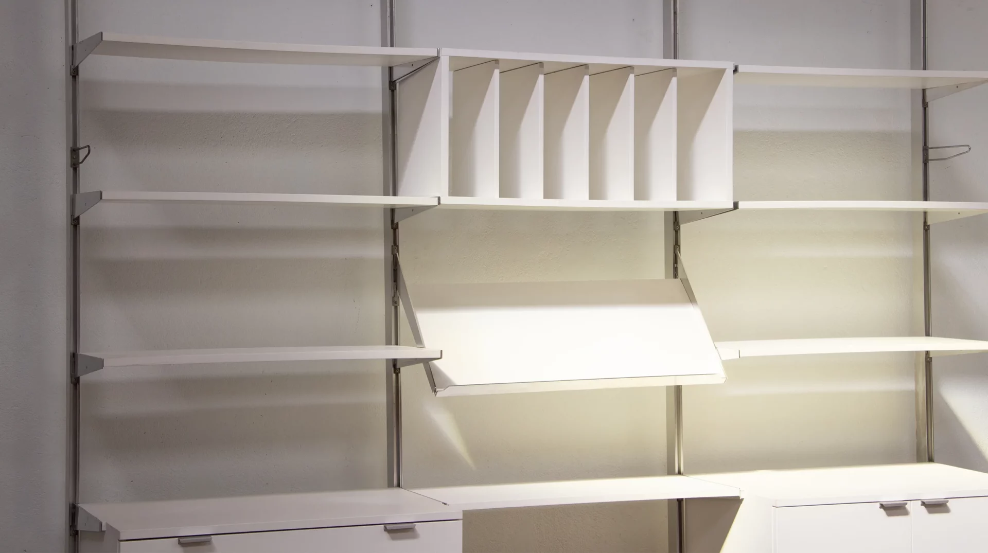 Bibliothèque CSS George Nelson pour Herman Miller, Mobilier International, laquée blanche, montants en aluminium et équipé d'un porte-revues et d'un rangement vinyles, années 70