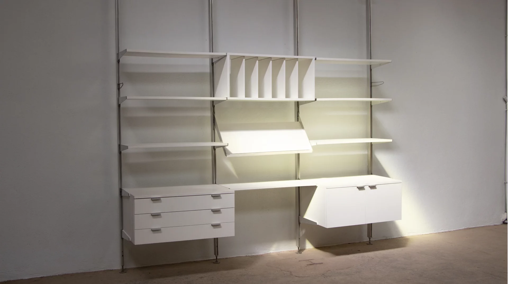Bibliothèque CSS George Nelson pour Herman Miller, Mobilier International, laquée blanche, vue de profil.