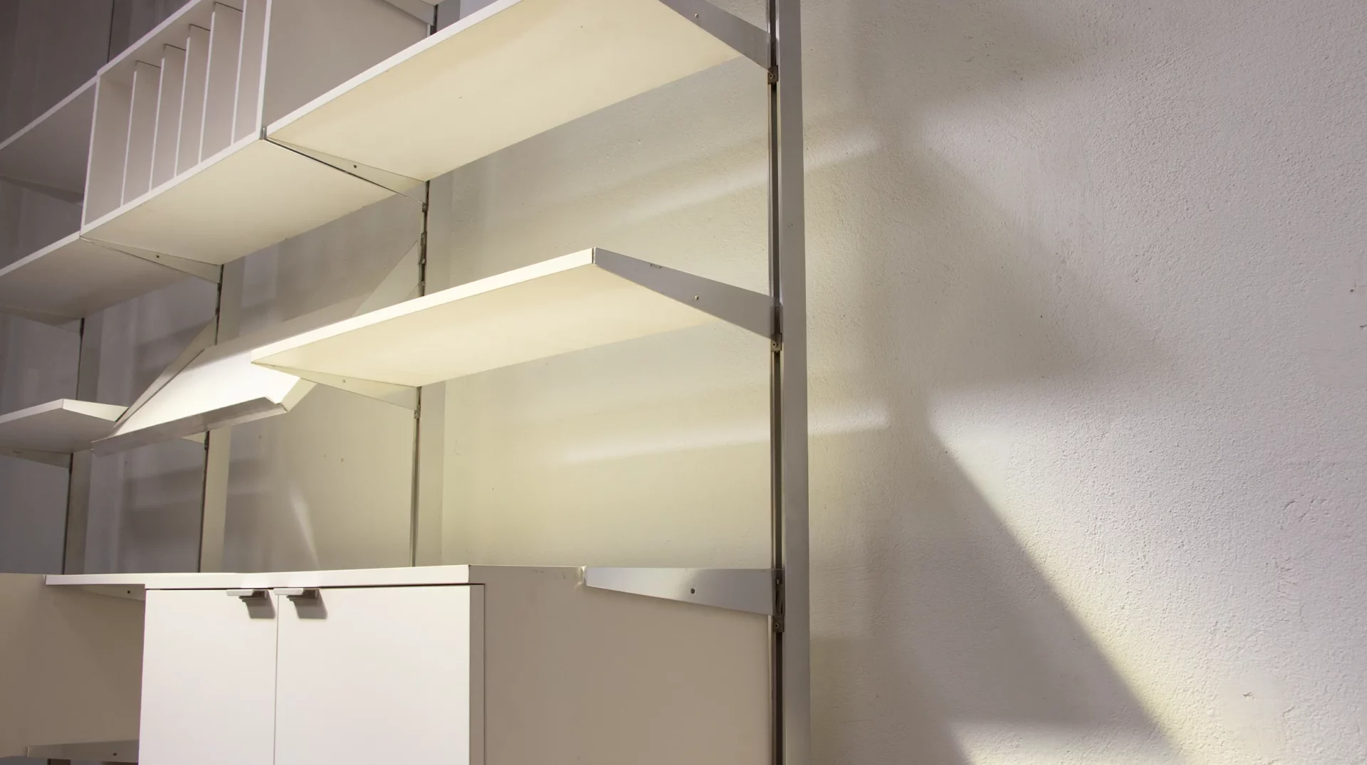 Bibliothèque CSS George Nelson pour Herman Miller, Mobilier International, laquée blanche, vue des montants et des équerres en aluminium.