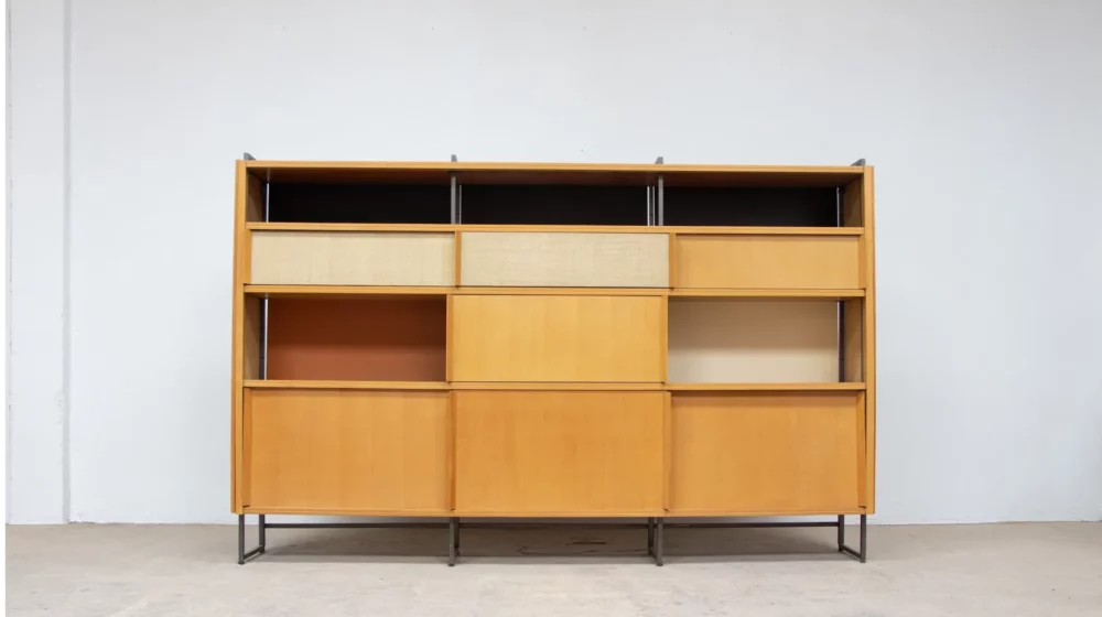 Bibliothèque Georges Frydman EFA en frêne vue ensemble avec portes coulissantes