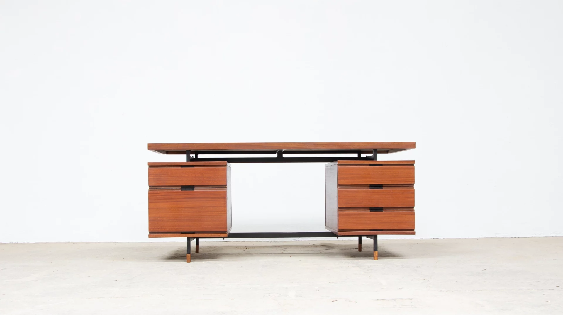 Bureau vintage Pierre Guariche pour Minvielle structure en acier noir, vue ensemble