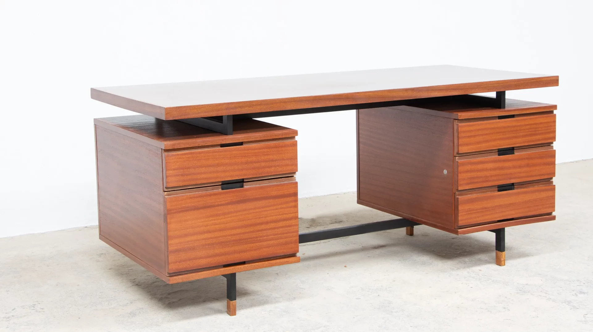 Bureau en acajou Pierre Guariche Atelier de Recherche Plastique, vue gauche