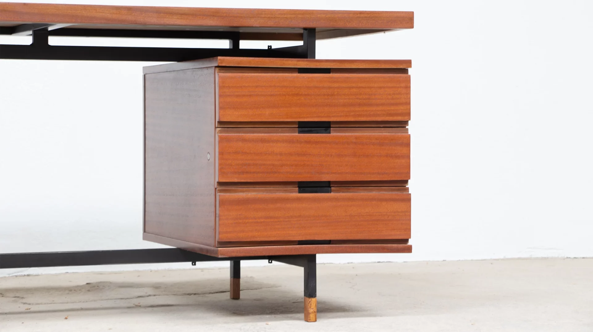 Bureau Pierre Guariche des années 1950 en acajou, détail bloc tiroirs