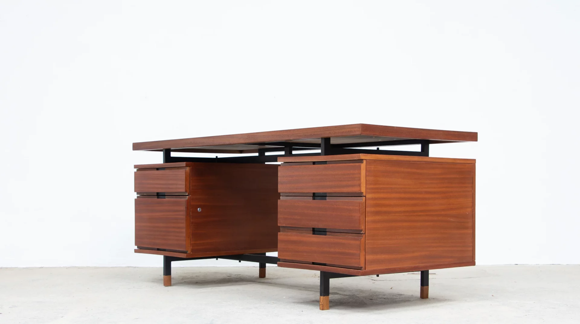 Bureau vintage en acajou Pierre Guariche pour Minvielle, vue profil