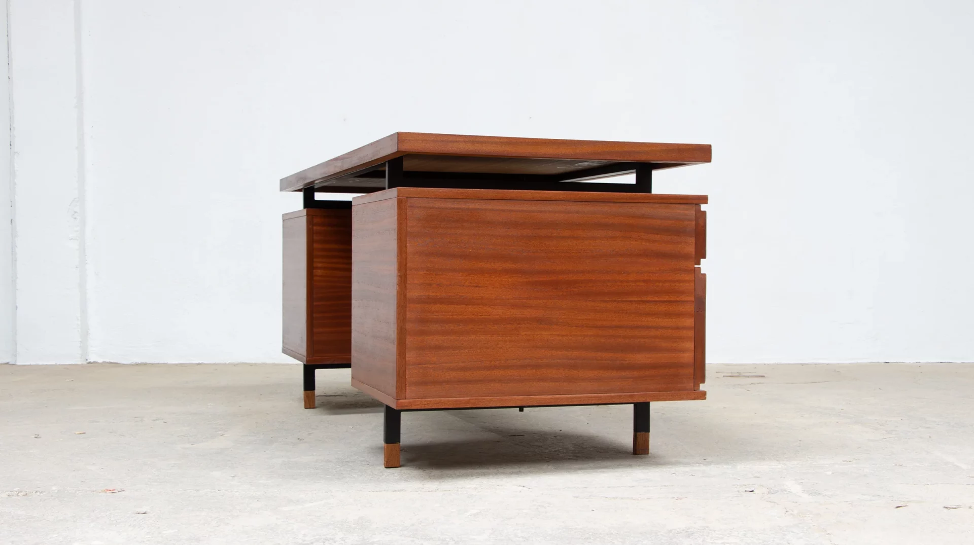 Bureau en acajou Pierre Guariche Atelier de Recherche Plastique, vue de coté