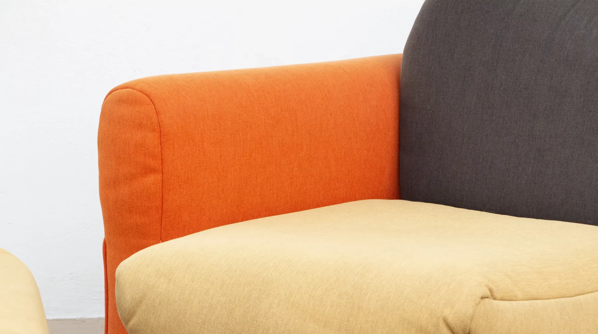 Ensemble Cannaregio fauteuil et pouf design italien Gaetano Pesce Cassina, gros plan tissu