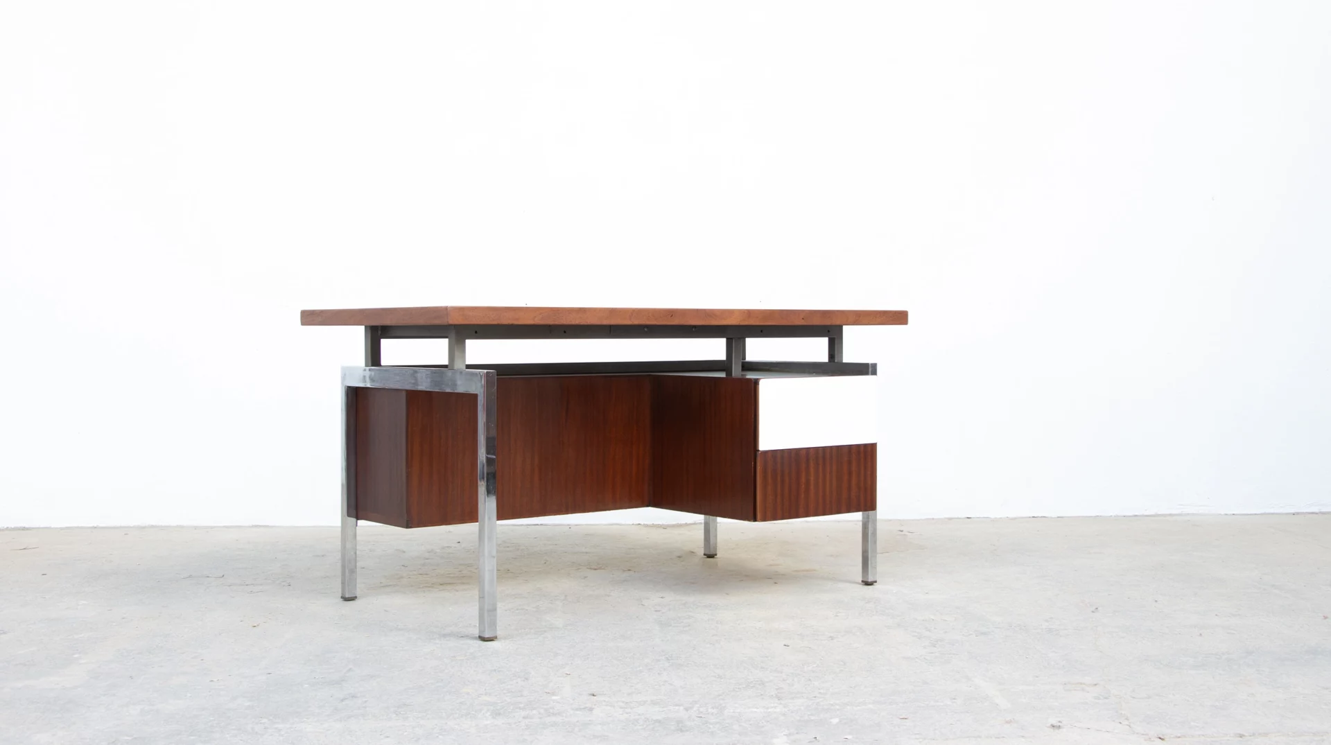 bureau Georges Frydman pour EFA, acajou et chrome, 1960, vue de profil