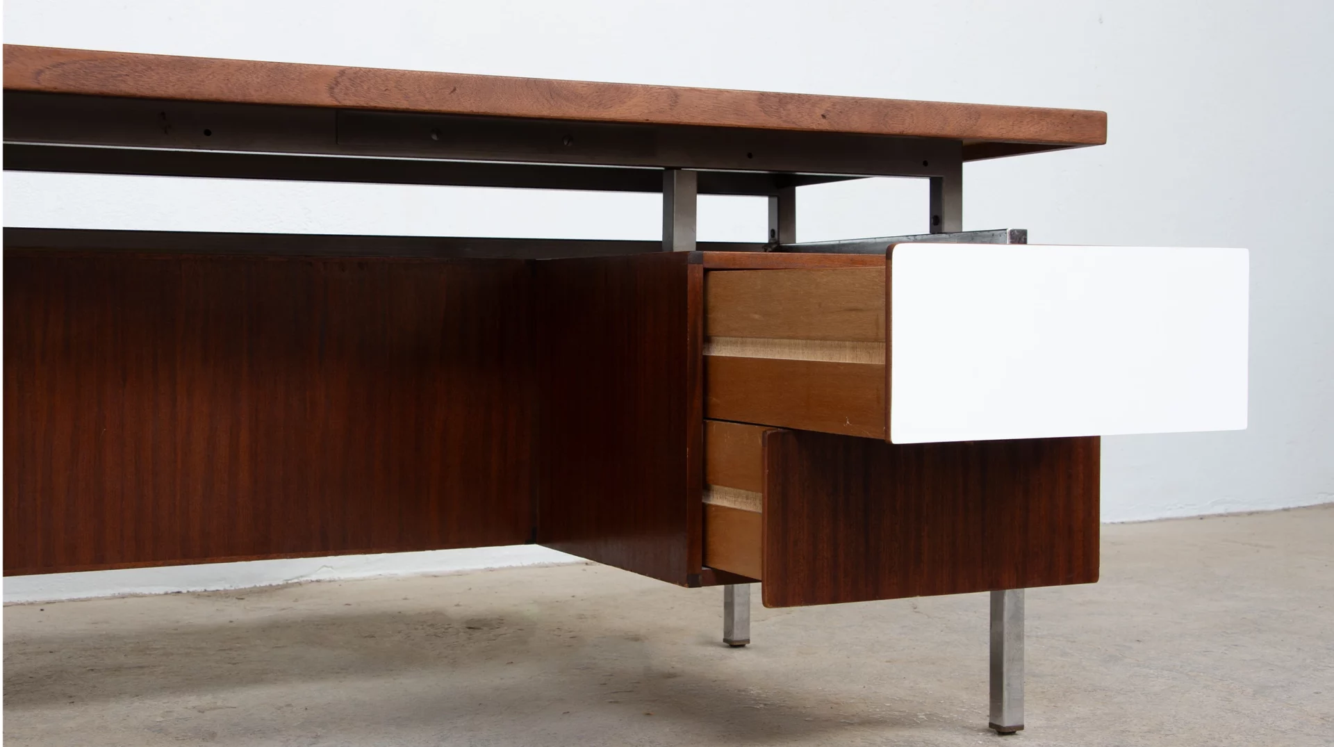 bureau Georges Frydman pour EFA, acajou et chrome, 1960, vue d'ensemble, détail tiroir ouvert