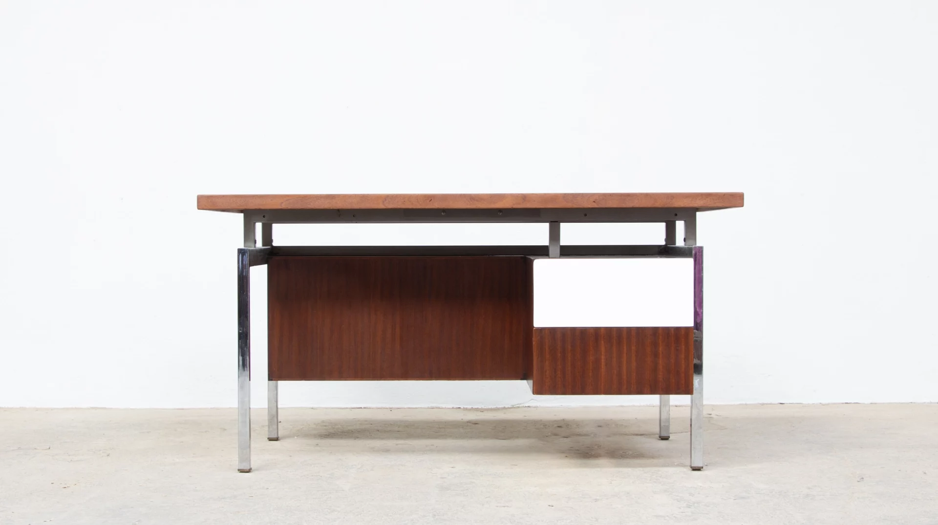 bureau Georges Frydman pour EFA, acajou et chrome, 1960, vue de face
