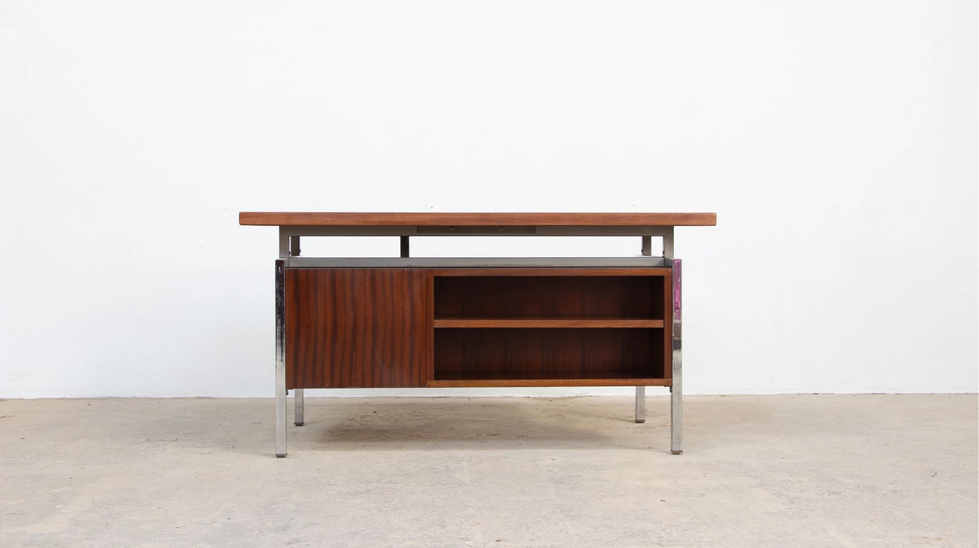 bureau Georges Frydman pour EFA, acajou et chrome, 1960, vue de dos, partie bibliothèque