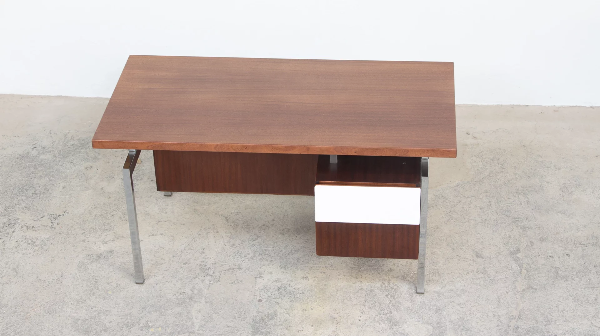 bureau Georges Frydman pour EFA, acajou et chrome, 1960, vue du plateau