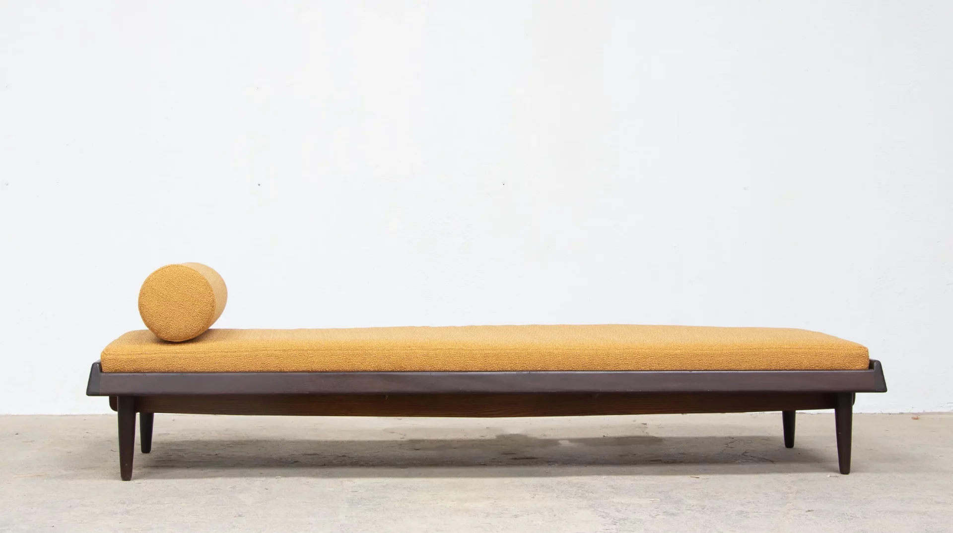daybed Hans olsen modèle TV 161 en teck et tissu bouclette casamance pour l'éditeur Bramin, Danemark 1960's, vue de face