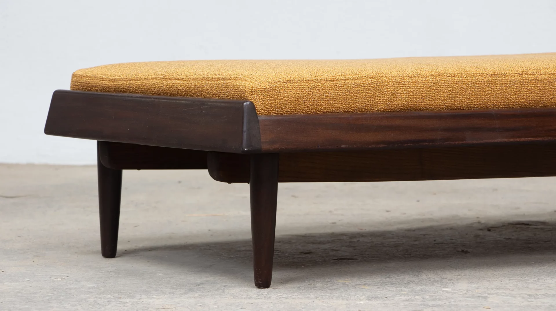daybed Hans olsen modèle TV 161 en teck et tissu bouclette casamance pour l'éditeur Bramin, Danemark 1960's, détail tête de lit