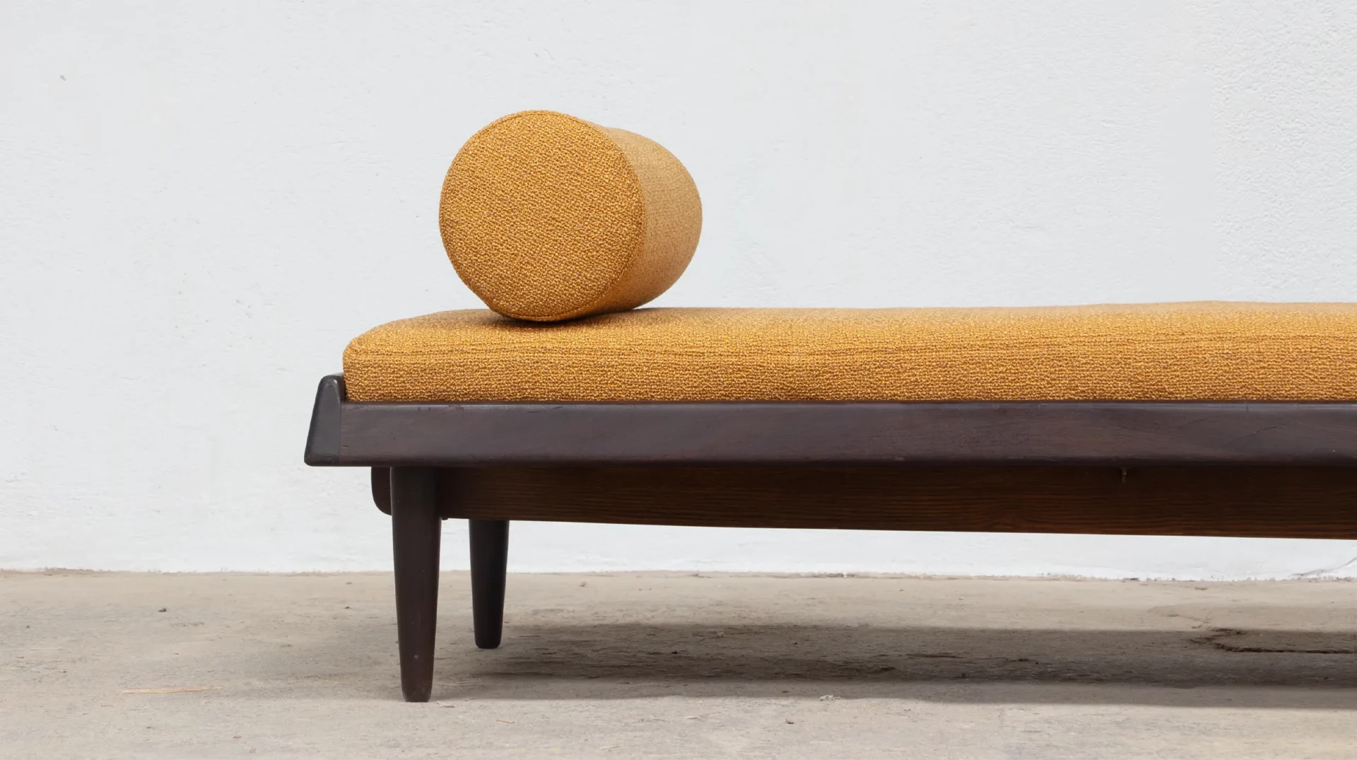 daybed Hans olsen modèle TV 161 en teck et tissu bouclette casamance pour l'éditeur Bramin, Danemark 1960's, vue détails pieds et coussin
