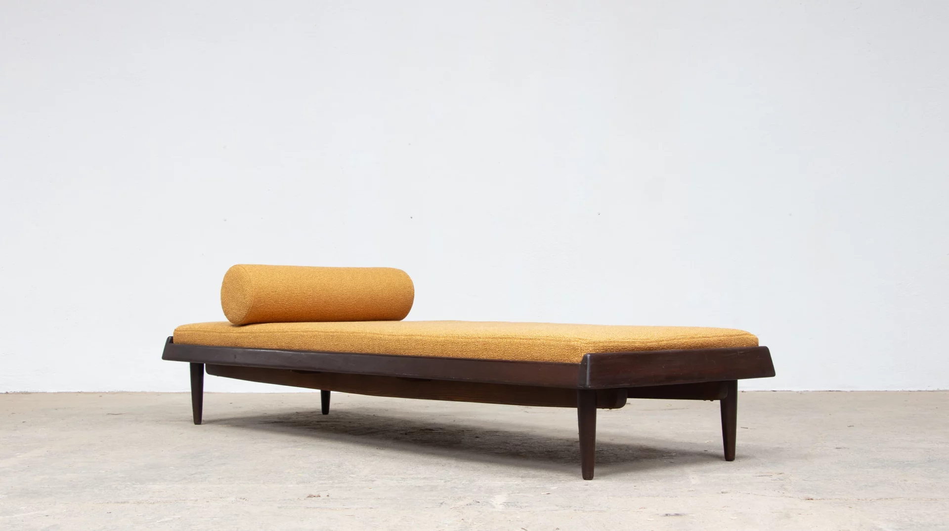 daybed Hans olsen modèle TV 161 en teck et tissu bouclette casamance pour l'éditeur Bramin, Danemark 1960's, vue de profil