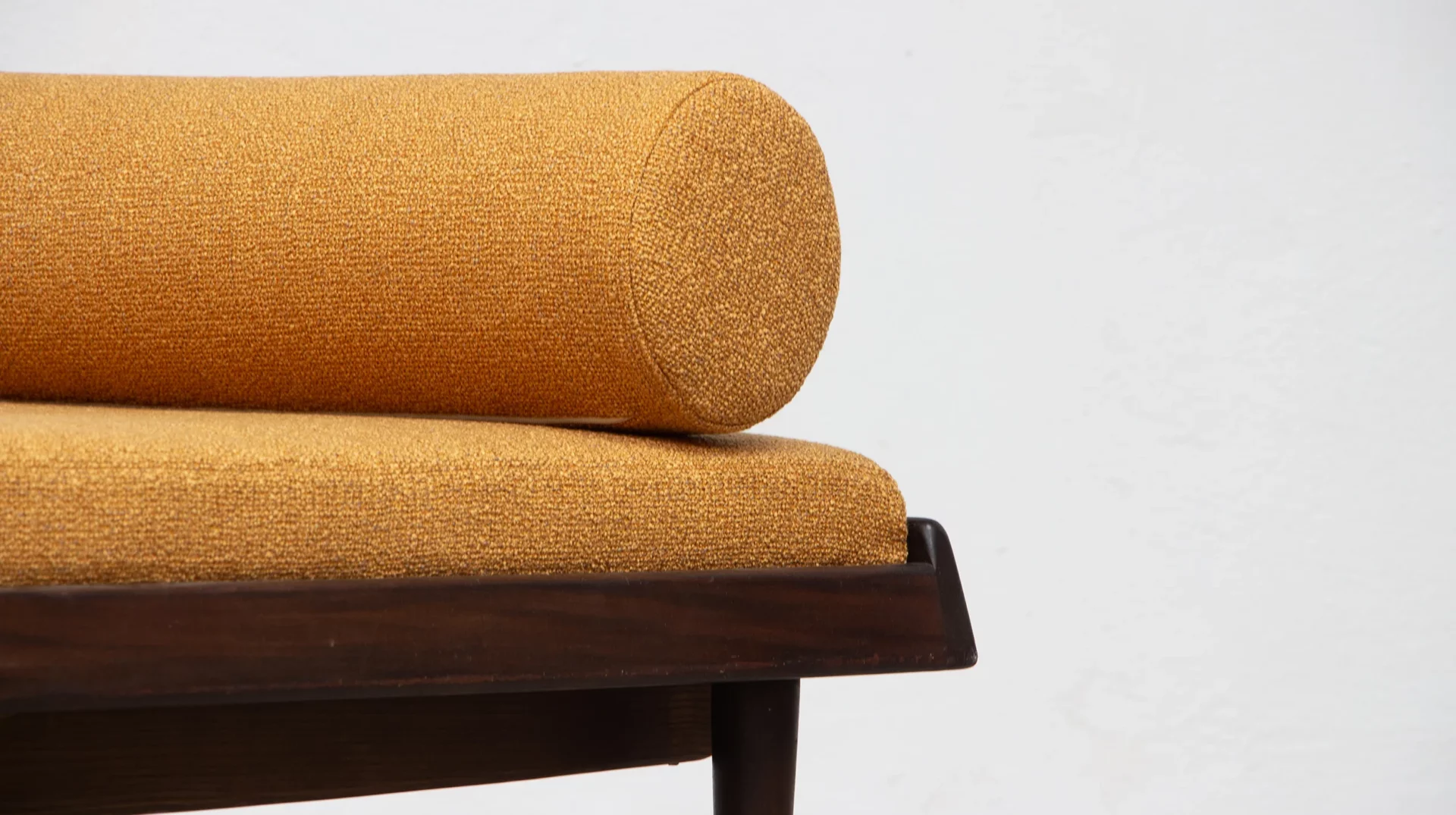 daybed Hans olsen modèle TV 161 en teck et tissu bouclette casamance pour l'éditeur Bramin, Danemark 1960's, détail coussin