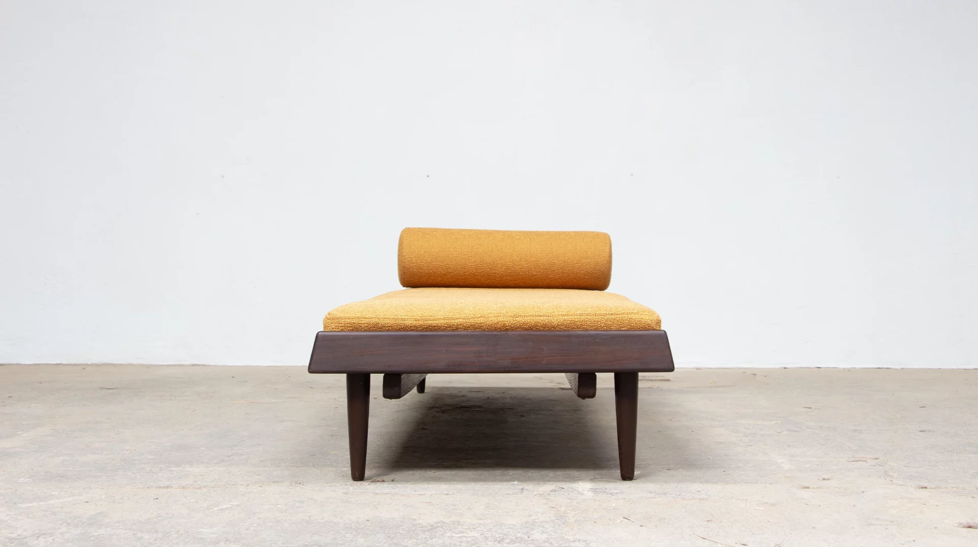 daybed Hans olsen modèle TV 161 en teck et tissu bouclette casamance pour l'éditeur Bramin, vu de coté