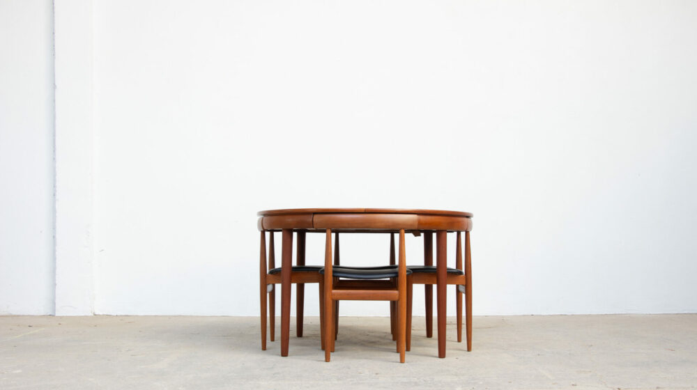 Table et chaises du designer Danois Hans Olsen, édition Frem Rojle, 1960, en teck. Vue de l'ensemble, image principale