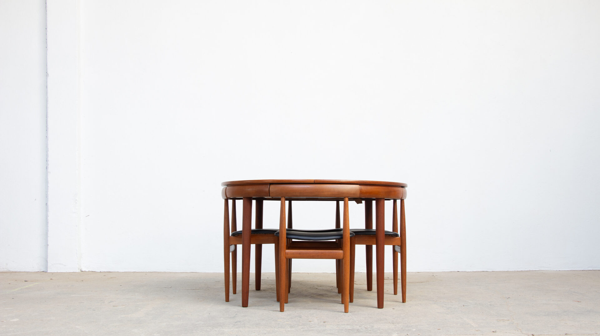 Table et chaises du designer Danois Hans Olsen, édition Frem Rojle, 1960, en teck. Vue de l'ensemble, image principale