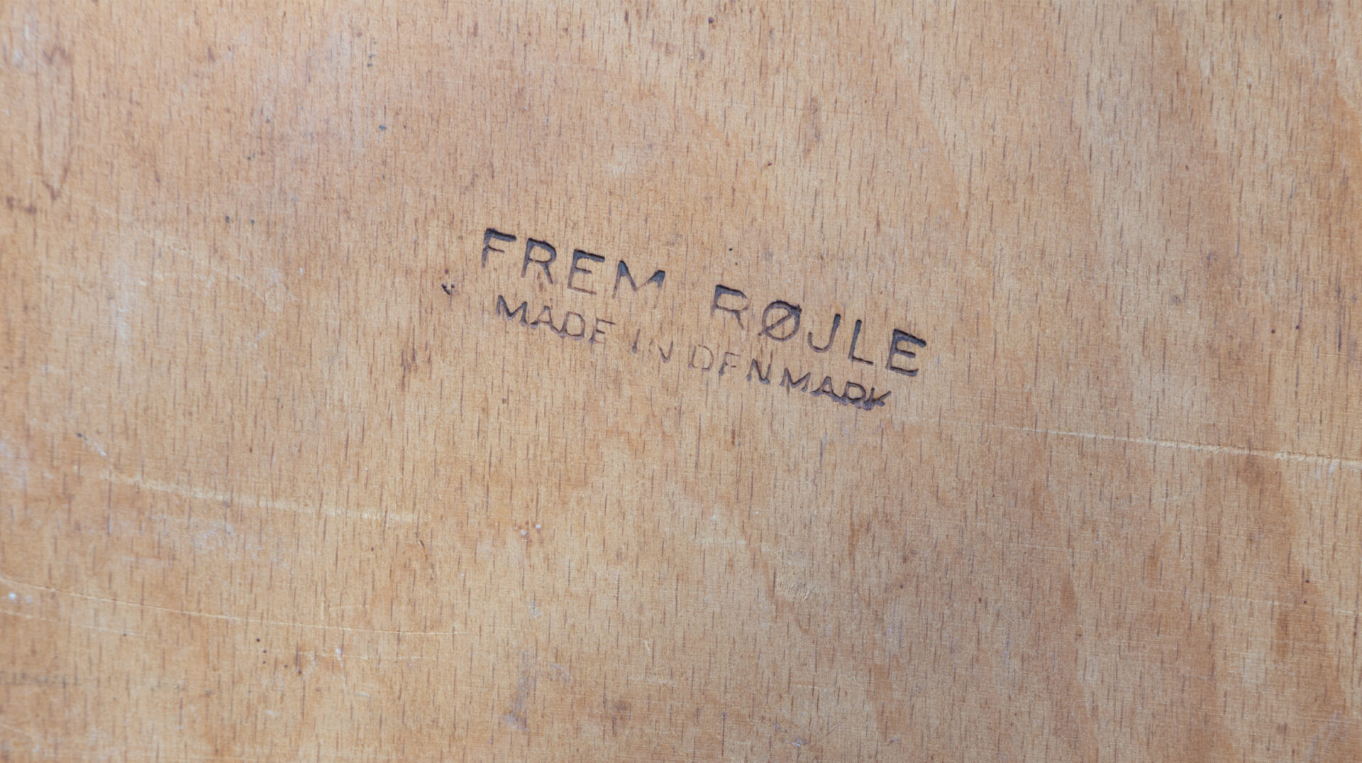 Table et chaises du designer Danois Hans Olsen, édition Frem Rojle, 1960, en teck. gros plan sur l'estampille FREM ROJLE