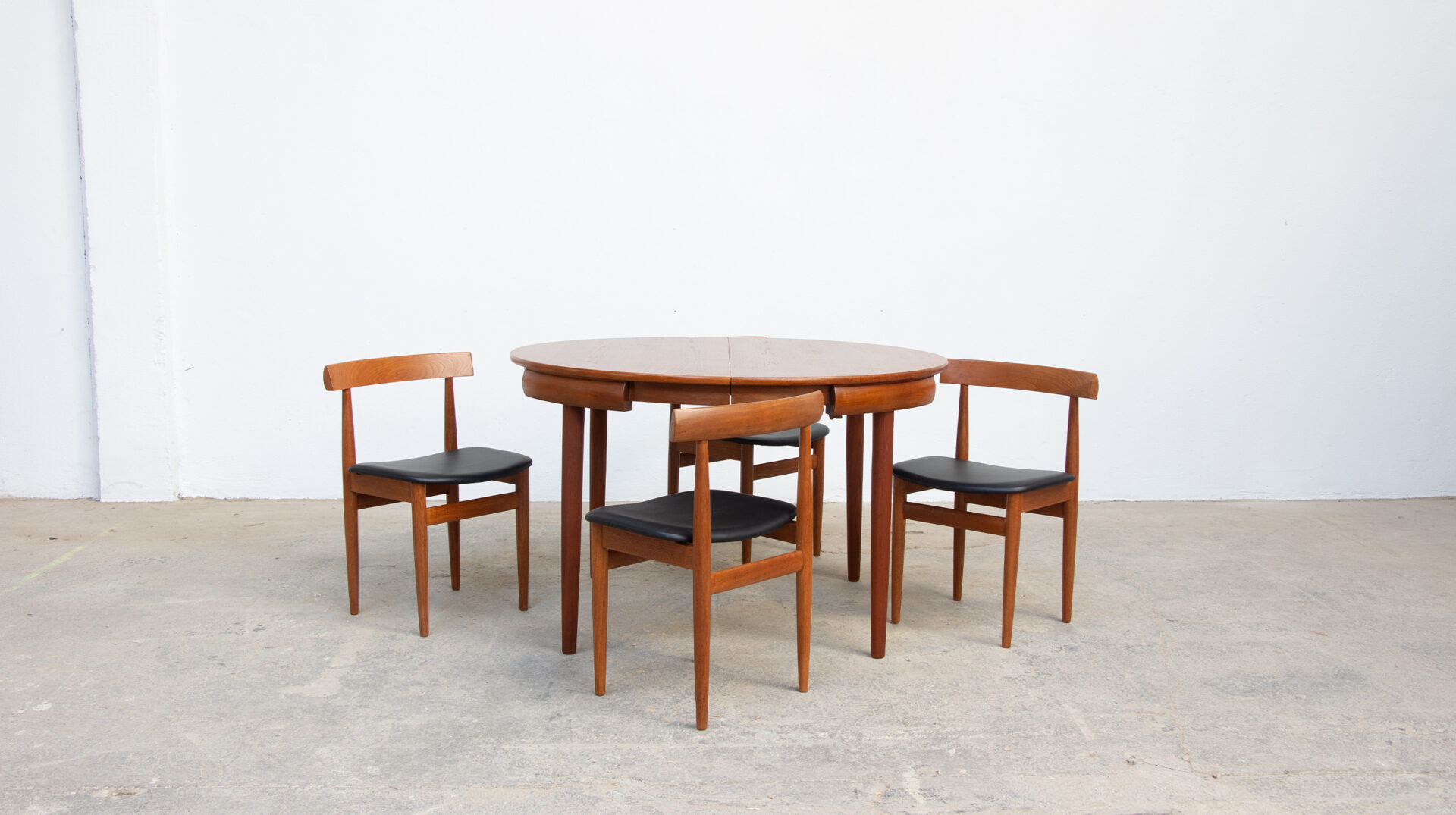 Table et chaises du designer Danois Hans Olsen, édition Frem Rojle, 1960, en teck. Vue de l'ensemble, les chaises sont détachées de la table