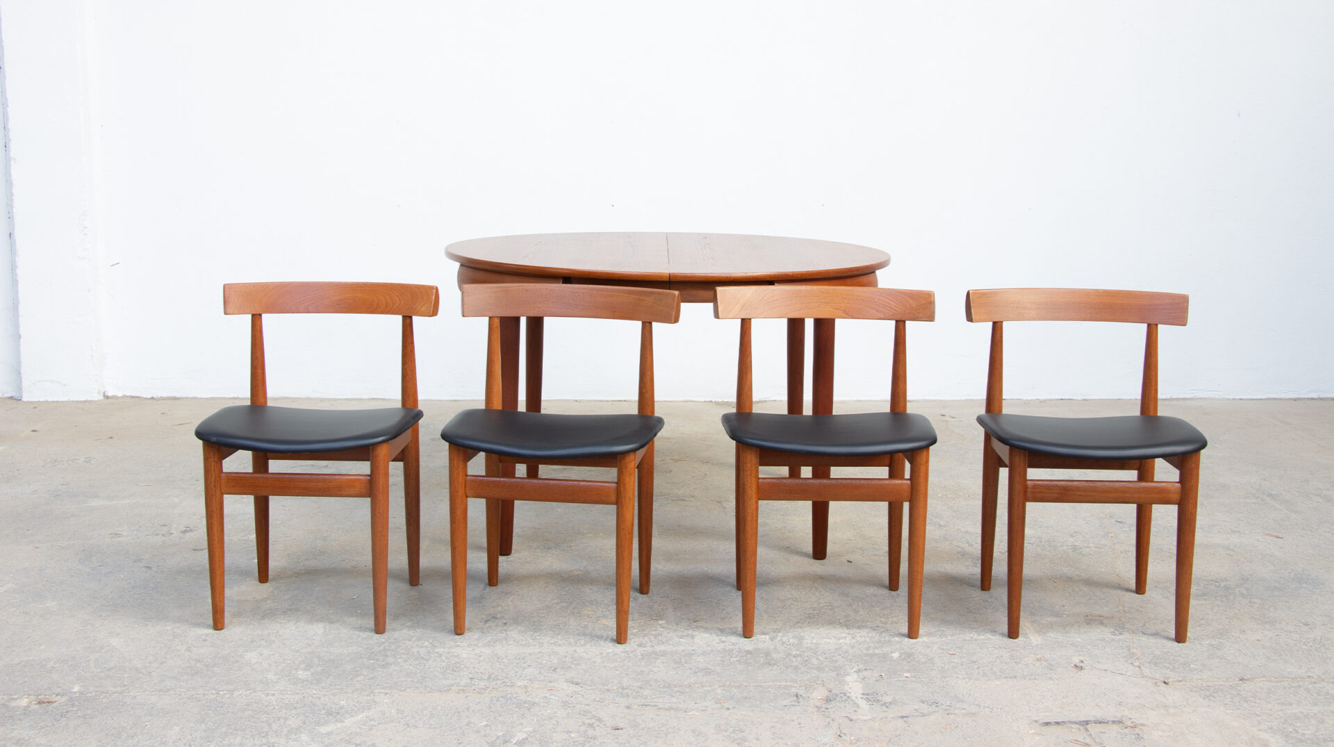 Table et chaises du designer Danois Hans Olsen, édition Frem Rojle, 1960, en teck. Vue des chaises