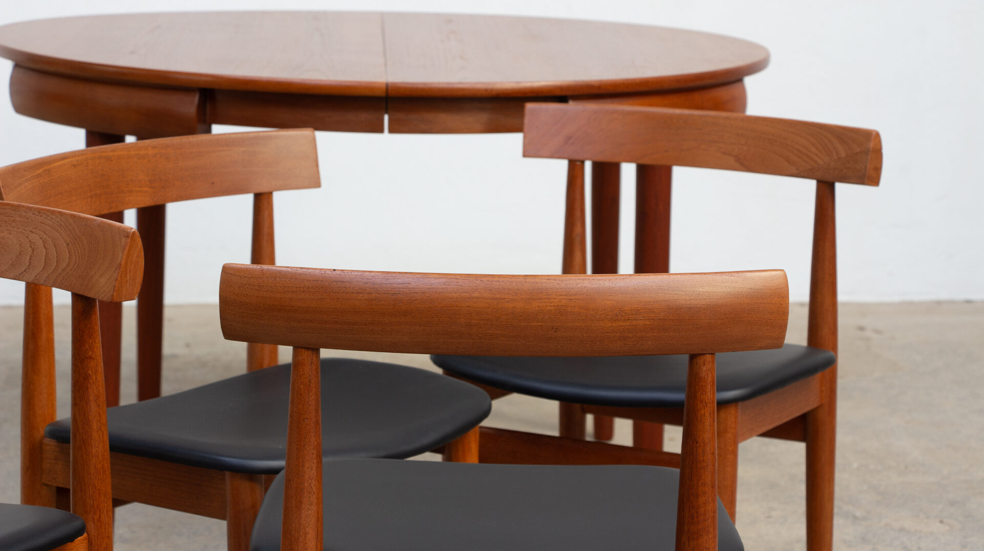 Table et chaises du designer Danois Hans Olsen, édition Frem Rojle, 1960, en teck. gros plan chaises