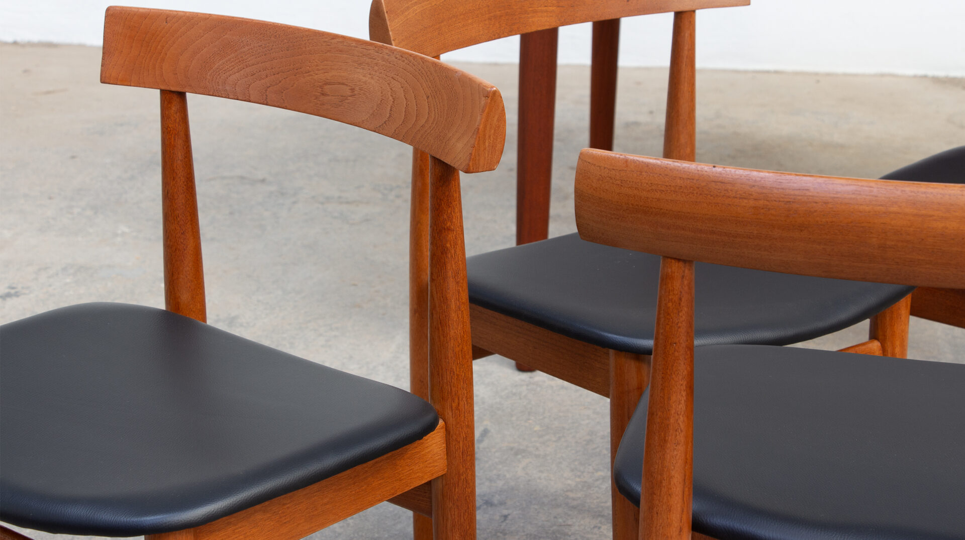 Table et chaises du designer Danois Hans Olsen, édition Frem Rojle, 1960, en teck. Vue dossier des chaises