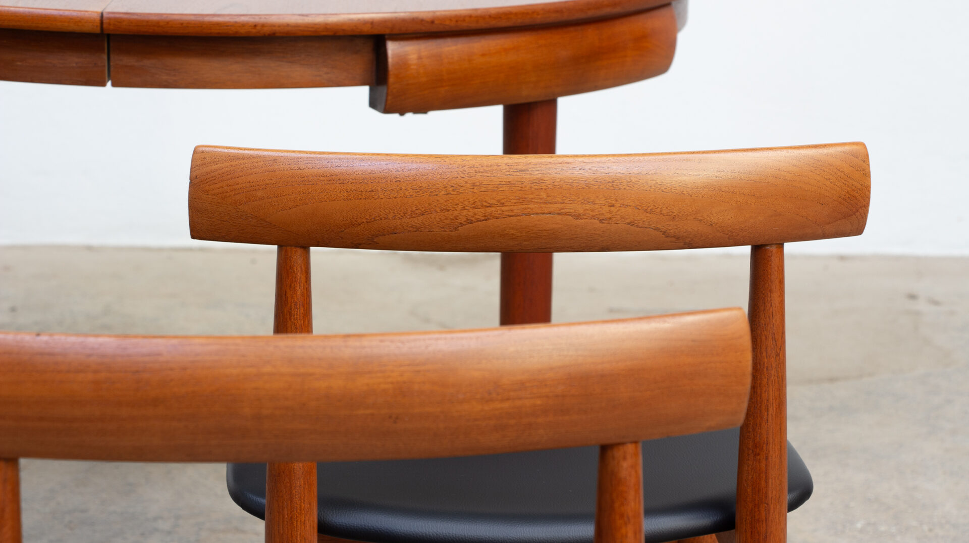 Table et chaises du designer Danois Hans Olsen, édition Frem Rojle, 1960, en teck. gris plan dossier chaises de dos.